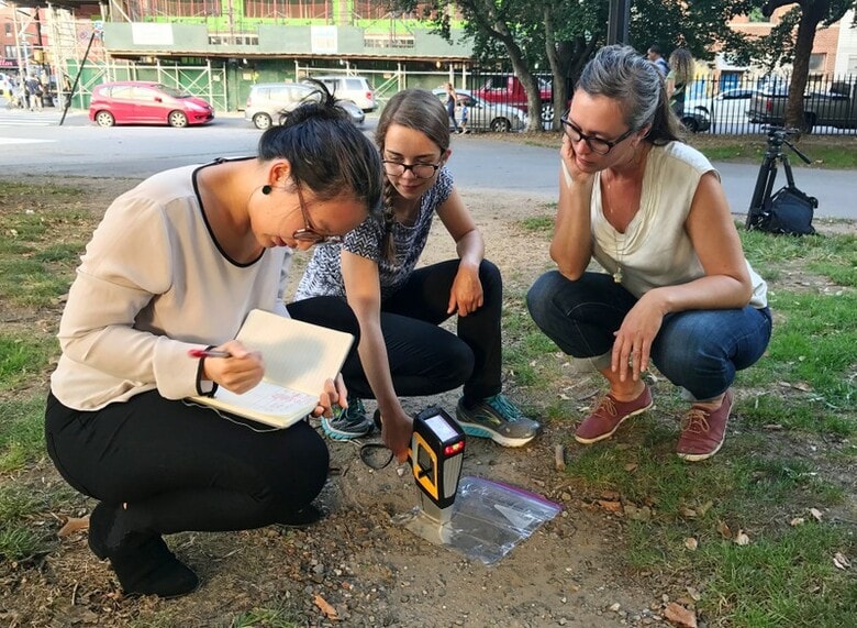 ９月、ブルックリン地区の公共スペースの土壌を検査するフランチスカ・ランデスさん（中央）ら（２０１７年　ロイター/Michael Pell）