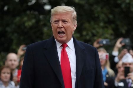 トランプ米大統領のウクライナ疑惑を巡る弾劾裁判の審理開始を２１日に控え、トランプ大統領は２０日、下院民主党が弾劾訴追の根拠とした権力乱用と議会妨害に反論する文書を発表した。１３日撮影（２０２０年　ロイター/Leah Millis）