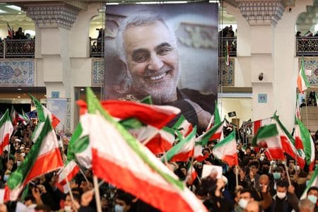 　イランのライシ大統領は、革命防衛隊の精鋭コッズ部隊のカセム・ソレイマニ司令官が米国によって殺害されてから２年となる１月３日、トランプ前米大統領を裁判にかけなければ報復すると警告した。ソレイマニ司令官の写真と市民、テヘランで撮影（２０２２年　ロイター/Majid Asgaripour/WANA (West Asia News Agency) via REUTERS）