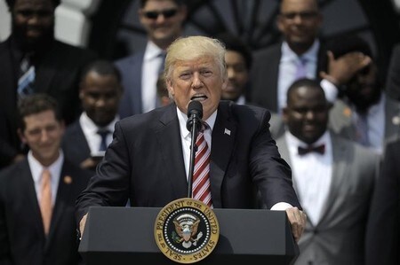 　６月１４日、米国で民主党議員１９０人以上がトランプ大統領（写真）を提訴した。議員らは、大統領が議会の承認なしに、自身の事業を通じて外国政府から資金を受け取ったことは憲法違反にあたると主張している。写真はホワイトハウスで６月撮影（２０１７年　ロイター／Carlos Barria）