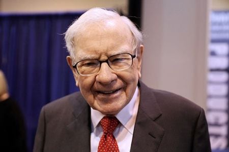　４月２０日　米国の議決権行使助言会社インスティテューショナル・シェアホルダー・サービシーズ（ＩＳＳ）は、投資会社バークシャー・ハザウェイがウォーレン・バフェット最高経営責任者（ＣＥＯ）の有力後継候補である幹部２人に多額の給与を支払っていると非難した。写真はバフェット氏。２０１９年５月、ネブラスカ州オマハで撮影（２０２１年　ロイター/Scott Morgan）
