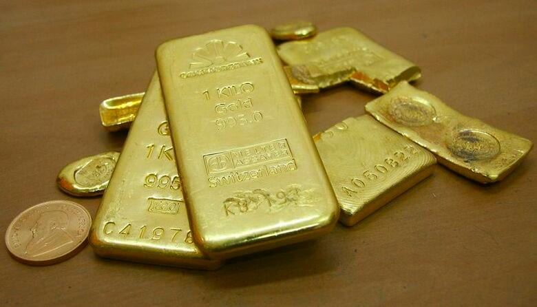 インドの宝飾店に並んだ金地金。2009年11月4日、北部チャンディーガルで撮影。REUTERS/Ajay Verma (INDIA BUSINESS)