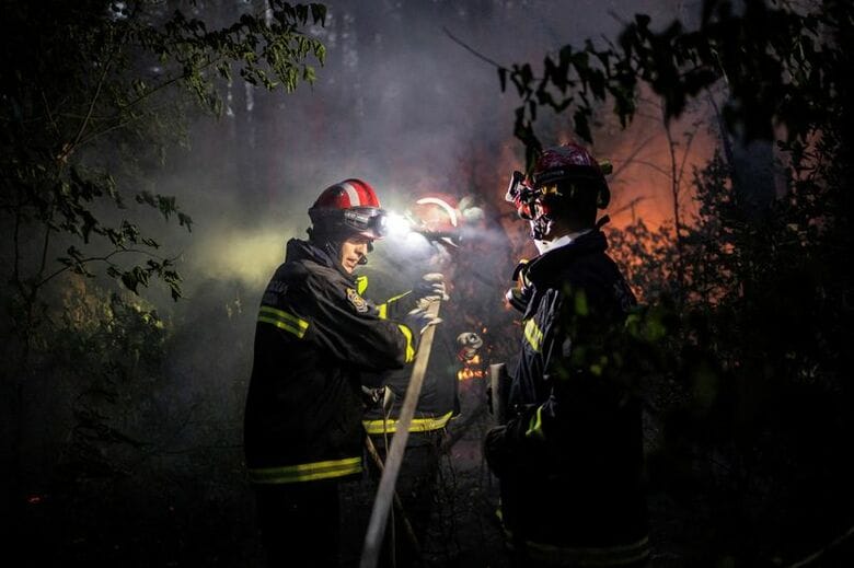 写真は山火事に対処する消防士ら。8月18日、セルビアのデリブラツカ・ペスカラ自然保護区で撮影。REUTERS/Marko Djurica
