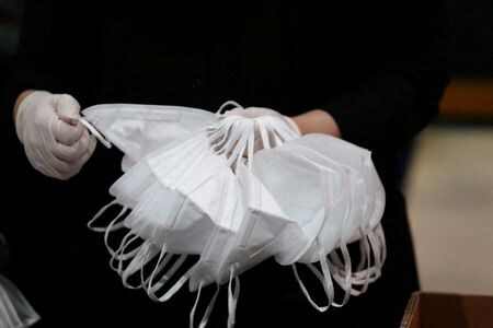 米政府が新型コロナウイルス対策の一環で、戦略国家備蓄から高性能マスク「Ｎ９５」４億枚を放出し、全米各地の薬局や地域医療センターなどで国民に無償配布すると、ホワイトハウス当局者が１９日明らかにした。写真は２０２０年７月、アラブ首長国連邦で撮影（２０２２ 年　ロイター／Satish Kumar/File Photo）