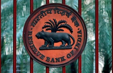 　インド準備銀行（ＲＢＩ、中央銀行）が２２日公表した今月開催の金融政策委員会（ＭＰＣ）議事要旨では、今後の政策運営を巡ってメンバー間で意見の隔たりがより大きくなり、複数の外部委員からさらなる利上げは景気回復を損ないかねないと懸念する声が出ていることが分かった。写真はニューデリーのＲＢＩ前で２０１８年１１月撮影（２０２３年　ロイター／Altaf Hussain）