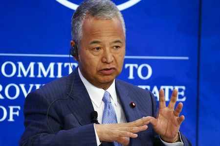 　１０月１日、自民党は午後、幹事長に甘利明税調会長（写真）を、政調会長に高市早苗前総務相を充てるなどの新たな党四役人事を決定した。写真はスイスのダボスで２０１６年１月撮影（２０２１年　ロイター／Ruben Sprich）