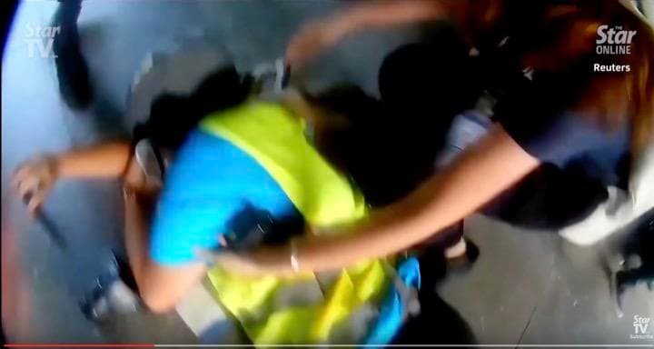 至近距離で顔面にゴム弾の直撃を受けたベビー・メガ・インダさんが倒れ込んだ。The Star Online / YouTube
