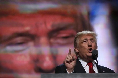 　７月２１日、米共和党の実業家ドナルド・トランプ氏は、米オハイオ州クリーブランドで開かれている共和党全国大会で演説し、正式に大統領候補指名を受諾した。写真は同全国大会でのトランプ氏。クリーブランドで撮影（２０１６年　ロイター／Brian Snyder）