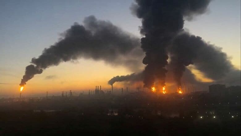 9月20日、モスクワの石油精製所が攻撃を受けた後、煙の柱が立ち上っている様子。Social Media/via REUTERS