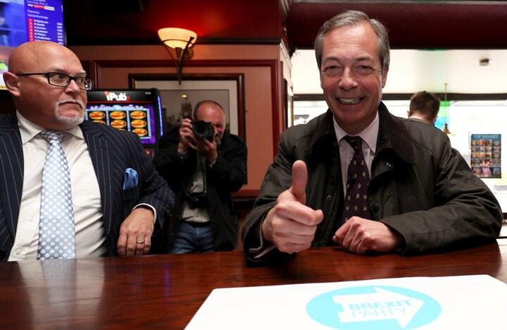 新党「ブレグジット党」のファラージ党首（右）　Scott Heppell-REUTERS