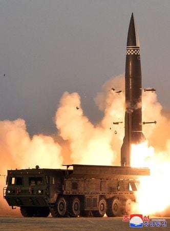 　北朝鮮が２６日、新型戦術誘導ミサイルを発射したと主張したことを受け、同国の軍事開発の進展が浮き彫りになった。写真は北朝鮮が発射したミサイル。朝鮮中央通信が２６日公表（２０２１年　ロイター）
