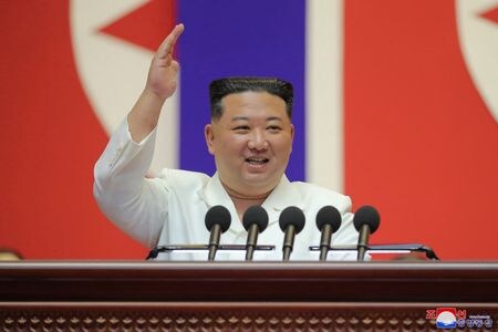 北朝鮮の国営朝鮮中央通信（ＫＣＮＡ）は１９日、金正恩朝鮮労働党総書記（写真）が、新型コロナウイルス対応の前線で働いた軍の衛生兵に感謝し称賛する式典を１８日に首都平壌で開催したと伝えた。提供写真。１８日に平壌で撮影。（２０２２年　ロイター／KCNA）