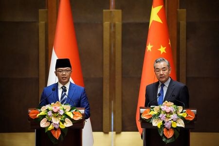 中国の王毅外相（写真右）は２１日、インドネシアのスギオノ外相（同左）と北京で会談し、中国はインドネシア製品の輸入拡大に前向きだと述べた。また、両国は「経済のグローバル化と自由貿易の擁護者」との見方を示した。代表撮影（２０２５年　ロイター）