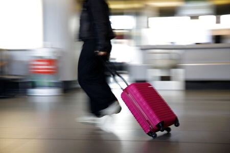 　８月１３日、国際航空運送協会（ＩＡＴＡ）は、今年の欧州の航空旅客数の予測を前年比６０％減に下方修正した。写真はベルリンの空港で７月撮影（２０２０年　ロイター／Axel Schmidt）