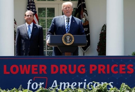 ５月１１日、トランプ米大統領は処方箋薬の価格抑制に関する演説を行った。製薬会社、保険会社、薬剤給付管理会社（ＰＢＭ）が処方箋薬を高価で手の届かないものにしたと非難し、競争強化と価格引き下げに向けた措置を取ると表明した（２０１８年　ロイター／Jonathan Ernst）