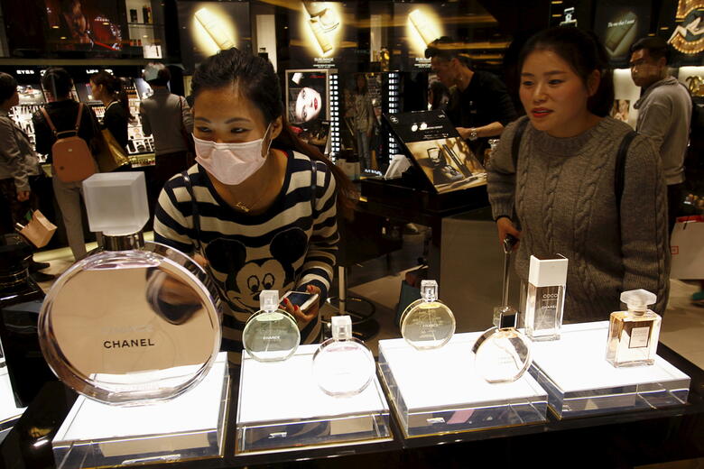 消費意欲旺盛な中国の若者で賑わう香港の高級品売り場　Liau Chung ren - REUTERS