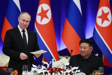 　１０月１６日、ロシア大統領府のペスコフ報道官は、６月に北朝鮮と締結した「包括的戦略パートナーシップ条約」について、あらゆる分野での戦略的協力を定めていると指摘。写真はロシアのプーチン大統領と、北朝鮮の金正恩朝鮮労働党総書記。６月のプーチン大統領の訪朝時の代表撮影（２０２４　ロイター）