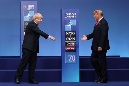 　英紙サンは２月１３日、ジョンソン英首相（写真左）がトランプ米大統領（右）との米国での会談を６月に延期したと伝えた。２０１９年１２月４日、英ワトフォードで撮影（２０２０年　ロイター/Yves Herman）