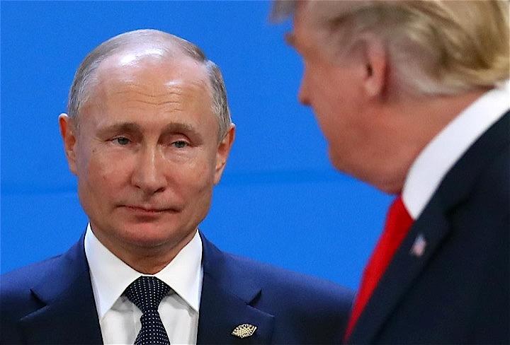 ロシアのプーチン大統領（写真左）には、米国との核武装競争に引きずり込まれている余裕はない。ブエノスアイレスのＧ２０サミットで２０１８年１１月撮影。右はトランプ米大統領（２０１９年　ロイター/Marcos Brindicci）