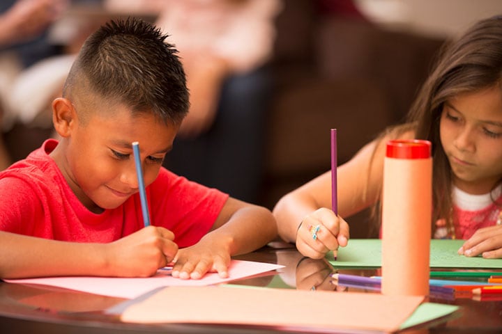 貧困家庭では親子の会話（コミュニケーション）が乏しい傾向が見られる　fstop123/iStcok.