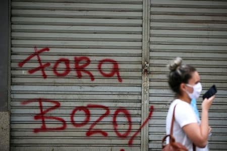 　４月８日、ロイターの集計によると、新型コロナウイルスの感染者は世界全体で１億３２７４万人を超え、死者は３０１万７８７５人となった。写真はブラジルのポルト・アレグレで３月撮影（２０２１年　ロイター／Diego Vara）