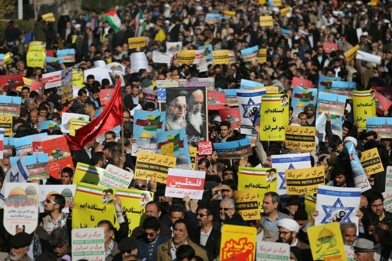 １２月８日、英仏独を含む欧州５カ国、トランプ米大統領がエルサレムをイスラエルの首都と認定したことはイスラエル・パレスチナ和平の「役に立たない」と批判し、詳細な和平案を提示するよう米国に求めた。トランプ大統領のエルサレムの首都認定への抗議デモ。テヘランで撮影。提供写真（２０１７年　ロイター）