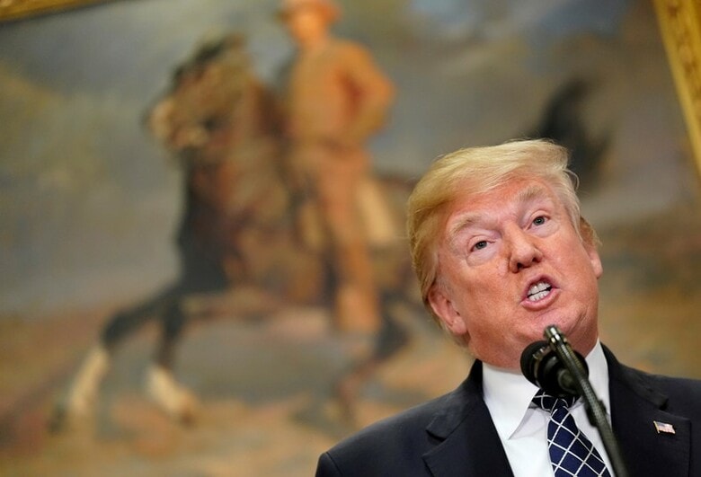 １月１４日、トランプ米大統領（写真）が議員らとの会合で、ハイチやアフリカ諸国からの移民受け入れに疑問を呈し、下品な言葉を使ってこれらの国を「不潔極まる」と呼んだと報じられ、人種差別主義者との批判が強まったことを受け、大統領は、「私は人種差別主義者ではない」と強調した。写真はワシントンで撮影（２０１８年　ロイター／Joshua Roberts）
