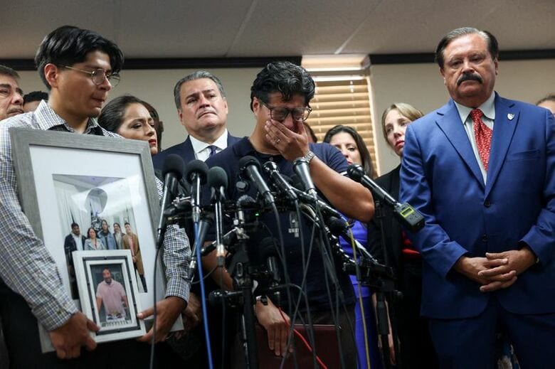 写真は射殺された男性の遺族。7月8日、米テキサス州ヒューストンで撮影。 REUTERS/Antranik Tavitian
