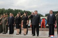 金正恩氏、朝鮮戦争休戦73年で墓地参拝　娘ジュエ氏が初同行