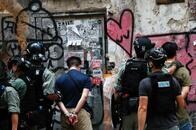 香港警察､抗議デモで警官を襲った男を逮捕　離陸10分前のロンドン便機内で拘束