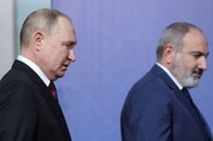 プーチンが近づくのを露骨に嫌がる...ロシア「同盟国」アルメニア首相の行動が話題