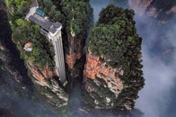 高さ330メートルの絶景と恐怖　「世界一高い屋外エレベーター」とは