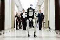 イノシシを追い払った二足歩行ロボットがインフルエンサーに…今や国中から引っ張りだこ！