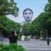 圧倒的な謎、東京上空に現れた「巨大な顔」の舞台裏──「目［mé］」とはどんなアーティストか？