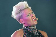 「これはあなたのお母さん...？」公演中に遺灰を投げ込まれた歌手ピンク、その後の対応が「見事」と話題に