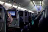 航空会社のリクライニング制限は、乗客の敵か味方か