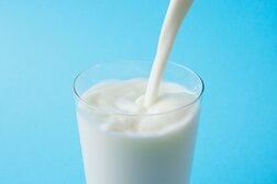 【クイズ】牛乳をたくさん飲むと認知機能の改善に効果はある？