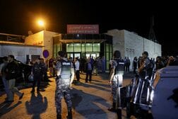ヨルダン南部の教会で銃撃、7人死亡　当局「過激派テロ」との見方