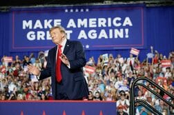 トランプ氏、投票前1カ月に接戦州を集中遊説へ　11月の中間選挙控え