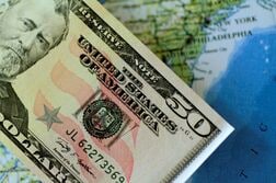 午前のドルは161円前半で売買交錯、介入警戒と日銀半期報告で一時161円割れ