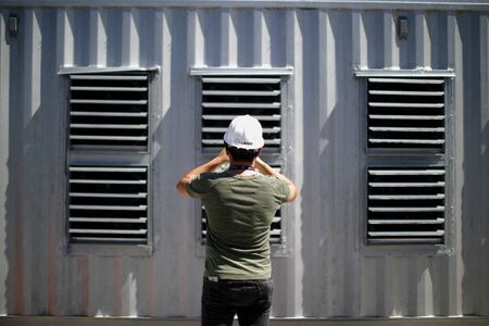 　４月１９日、欧州暗号資産（仮想通貨）業界の幹部４６人が、欧州連合（ＥＵ）の業界規制強化に異を唱える書簡を送った。写真はビットコイン採掘施設の写真を撮るヨーロッパの投資家。エルサルバドルのアレグリアで昨年１１月撮影（２０２２年　ロイター／Jose Cabezas）