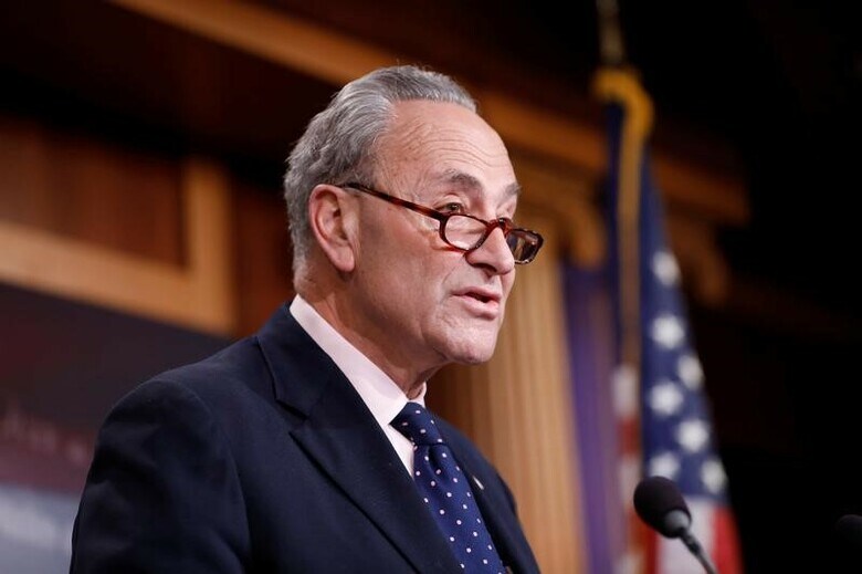 ５月１４日、米与野党の議員らは、トランプ大統領に対し、連邦捜査局（ＦＢＩ）長官を解任されたコミー氏との会話を録音したテープを議会に提出するよう求めた。写真は記者の質問に答える民主党上院トップのシューマー院内総務。ワシントンで９日撮影（２０１７年　ロイター／Aaron Bernstein）