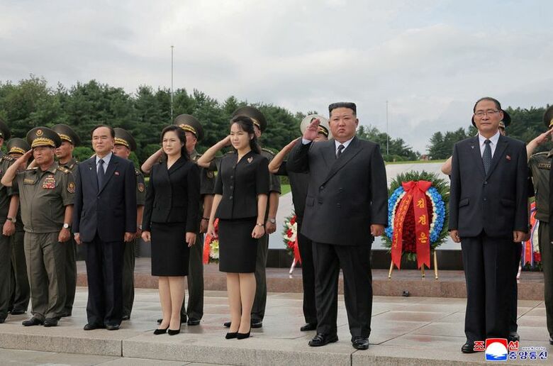 朝鮮戦争休戦記念日で妻と娘とともに墓地を訪れた金正恩氏、27日の朝鮮中央通信（KCNA）公開写真 KCNA via REUTERS