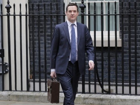 　５月２３日、オズボーン英財務相（写真）は、英国が国民投票で欧州連合（ＥＵ）からの離脱を決定すれば、１年間の景気後退に陥るとの見解を示した。同日に行う予定の講演の抄録を財務省が公表した。１３日撮影（２０１６年　ロイター/Paul Hackett）
