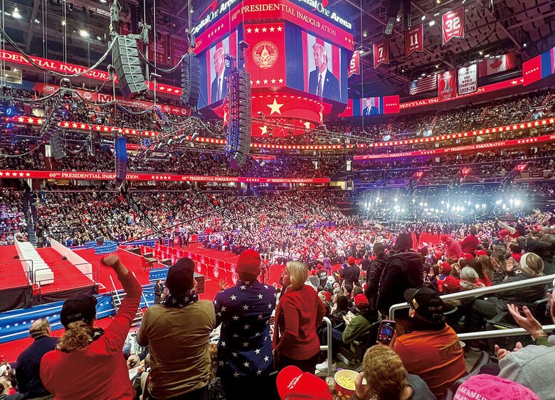 就任式を中継するスクリーンに映ったトランプに向かってこぶしを振り上げ、拍手と歓声を送る支持者たち　MITSUYO OKADA