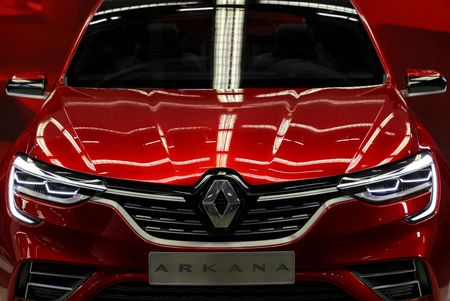 ３月２３日、仏自動車大手ルノーは、ロシアのウクライナ侵攻を受けモスクワ工場の操業を停止すると発表し、２０２２年の見通しを修正した。写真は２０１９年４月、モスクワのルノー工場に展示されたアルカナ（２０２２年　ロイター/Evgenia Novozhenina）