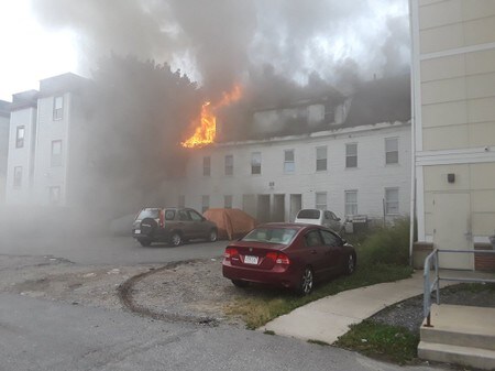 　９月１３日、米国のボストン近郊で、天然ガスの供給管が破裂して数十件の爆発が起き、周辺の住民数百人が避難した。写真はマサチューセッツ州ローレンスの爆発で燃える建物。ソーシャルメディアから（２０１８年　ロイター）