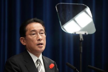 　３月２８日、岸田文雄首相は２０２４年度予算の成立を受けた記者会見で、「デフレから完全に脱却する千載一遇の歴史的チャンスを手にしている」と述べた。デフレ脱却は「道半ば」だとの認識も示した。２０２１年１０月撮影（２０２４年　ロイター）