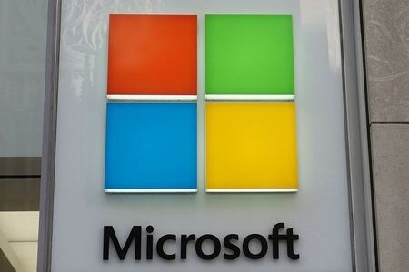 　マイクロソフトは３月２２日、ワシントンのレッドモンドにある本社と付近の拠点に出社して働くことを認める従業員数を同２９日から増やすと発表した。１月、ニューヨークで撮影した同社のロゴ（２０２１年　ロイター/Carlo Allegri）
