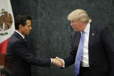 １月２７日、トランプ米大統領はメキシコからの輸入品に対し課税する権利を持っているとしながらも、両国にプラスとなる別の選択肢もあるとの見解を示した。写真は昨年８月、大統領選の期間中にメキシコを訪問しペニャニエト大統領（左）と会談したトランプ氏（２０１７年　ロイター/Henry Romero）